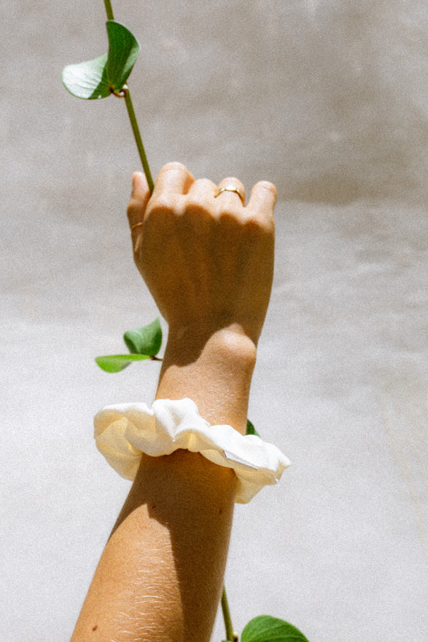 Paulette scrunchie | full moon